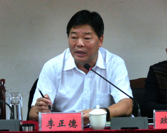 嵩明县县委常委,常务副县长李正德作情况介绍