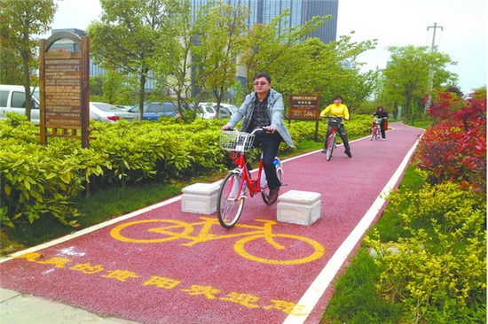 观山湖公园 人在画中"跑"