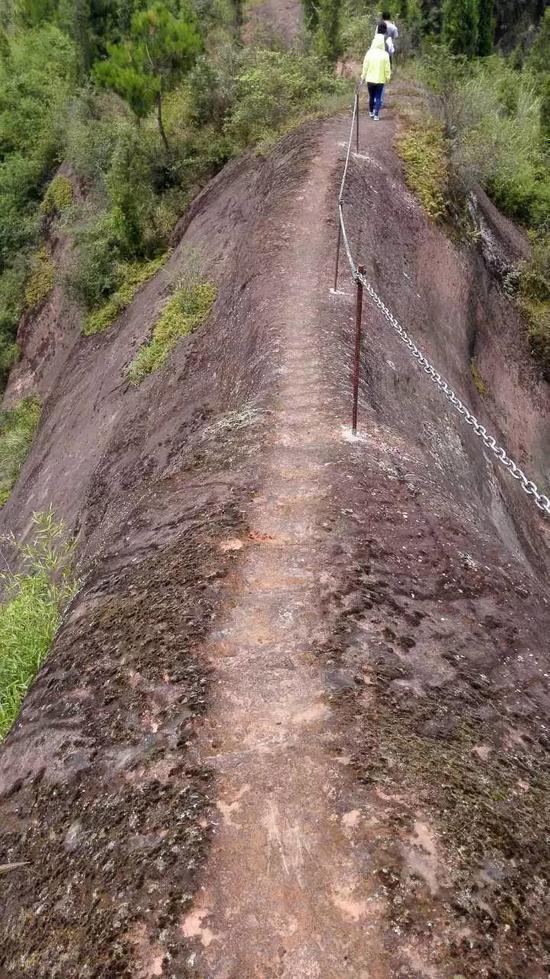 步步惊心的鲤鱼脊路段,已建起了防护链.