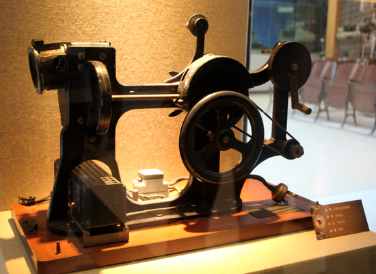 来自法国的1910年28mm型号手摇电影放映机