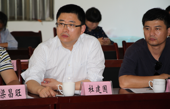经济类大v杜建国与边合区领导交谈