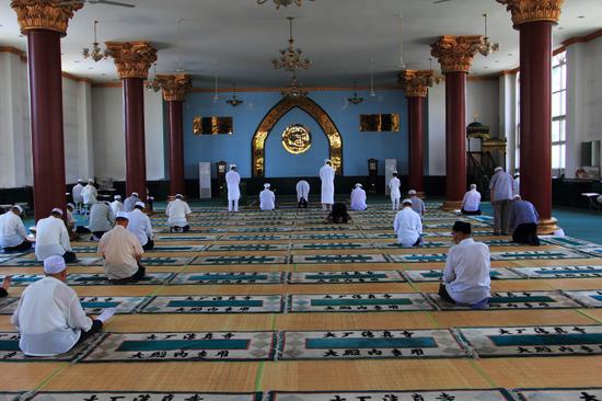 坞清真寺映入眼帘,它是中国传统建筑艺术和伊斯兰寺院式建筑的结合体