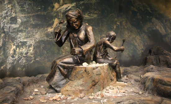 修筑滇缅铁路时的工人雕塑