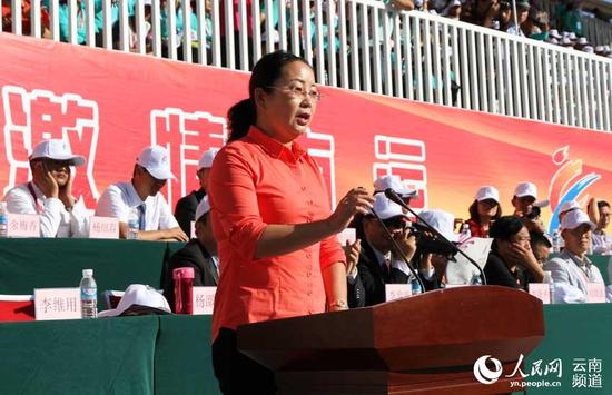 龙陵县县长杨邵燕主持开幕式