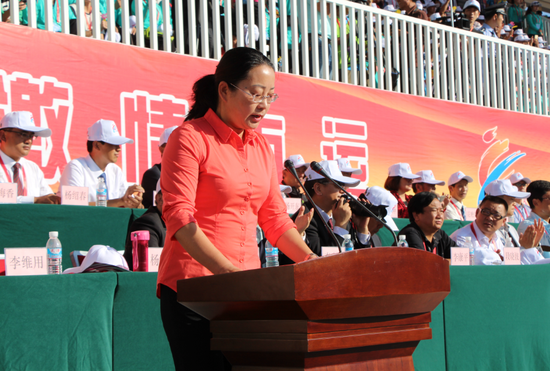 龙陵县县长杨邵燕主持开幕式