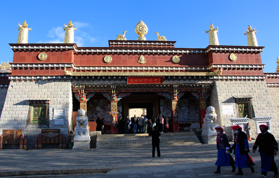 噶丹松赞林寺正大门