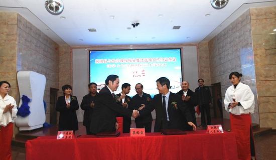 书记,长沙晚报总编辑徐辉,湘阴县委常委,常务副县长林恒求代表签约