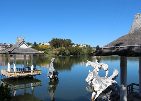 从观景台上鸟瞰,湛蓝的色彩下,普洱仿佛无垠大海中的绿洲,是那么的