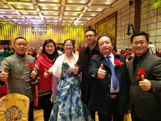 晚宴中阳光合唱团的一位叔叔说:杜牧的"山行"远上寒山石径斜,白云生处