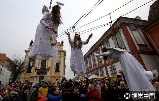 捷克圣诞市场人山人海天使乘钢丝从天而降