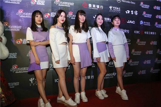 当晚,凭借《甜蜜具现式》正式出道的sunshine组合,以一身活泼的休闲