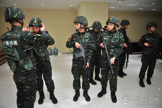 武警官兵昆明长水国际机场护航春运