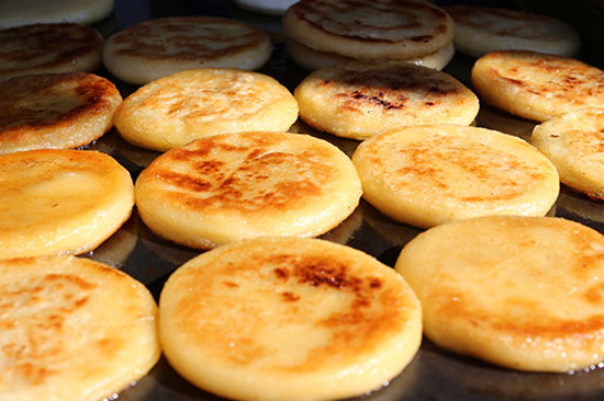 土豆粑粑土豆粑粑(洋芋粑粑)土豆粑粑也算是丽江街头巷尾的小吃.