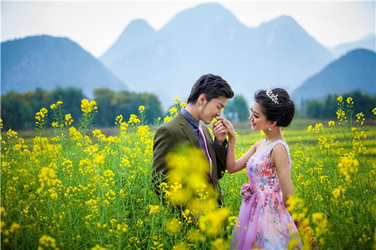 云南曲靖罗平80万亩油菜花花海引拍婚纱热潮