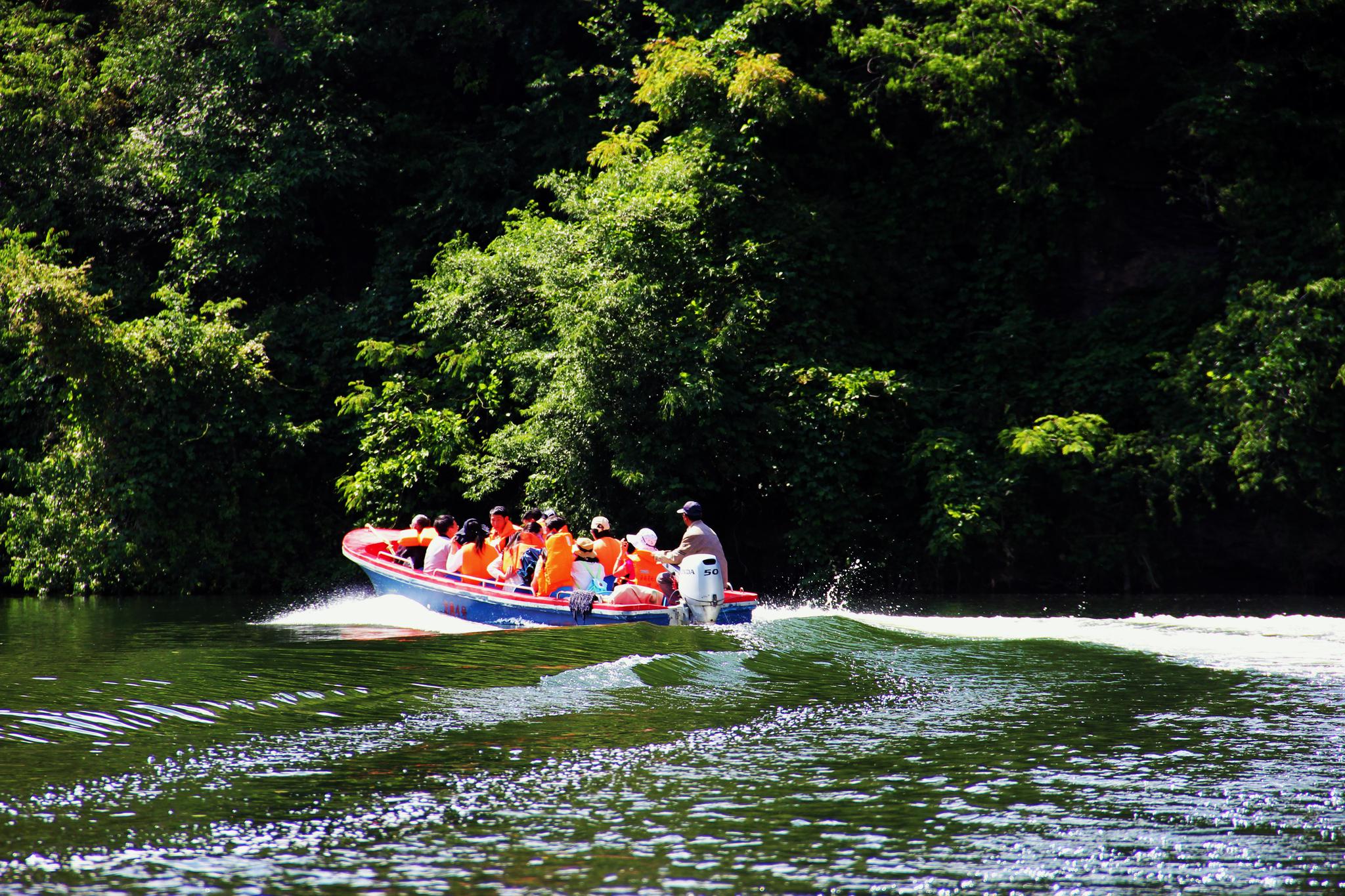舟行碧波上人在画中游马龙县马过河风光