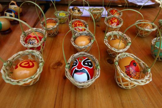 "红蛋节"在哈尼族语里称"普玛图",意为纯洁吉祥