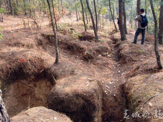 阴登山阵地的8个连排机枪掩体