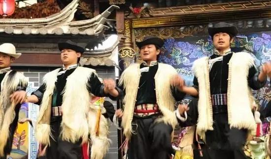 纳西族男子的服装(来源:诚知旅旅游网)