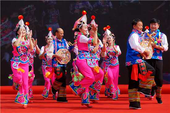 千年跳一脚百年赶一会2017牟定彝族左脚舞文化节正式启幕