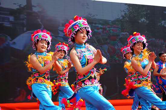 千年跳一脚百年赶一会2017牟定彝族左脚舞文化节正式启幕