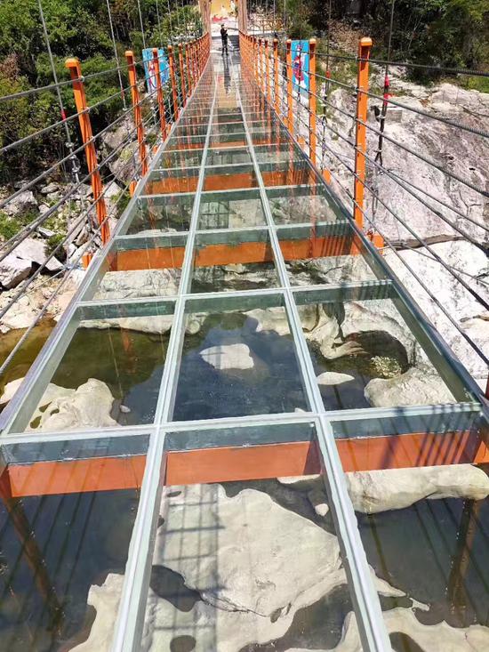 燕子河大峡谷景区开园啦我要体验玻璃栈道