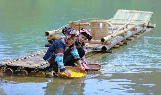 竹筏上的布依族少女