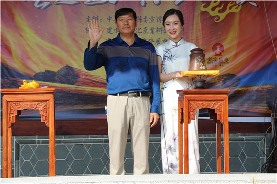 (拍到第一件陶器的幸运先生  摄影/王璐)