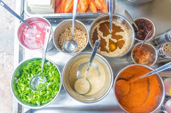 炸洋芋的好吃在于炸,也在于调料.调料的丰富,决定了炸洋芋的鲜香诱人.