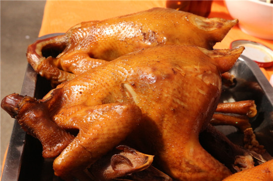 说到弥勒美食,很多人最先想起的就是大名鼎鼎的弥勒卤鸡.