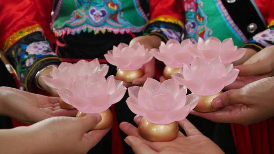 河灯仙子手捧圣水莲花灯