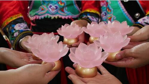 河灯仙子手捧"圣水莲花灯"