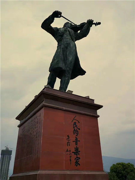 它紧邻玉溪市聂耳文化广场