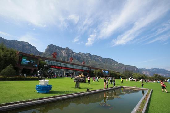 云台山百家岩广场成梦幻乐园趣味十足