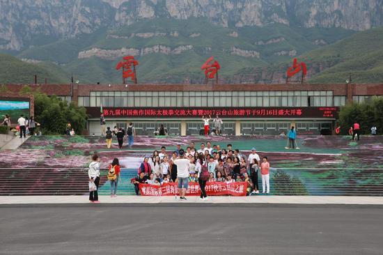 云台山百家岩广场成梦幻乐园趣味十足