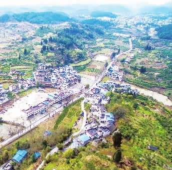 全省新农村建设示范村凤凰县廖家桥镇菖蒲塘村家家住上了小洋楼.