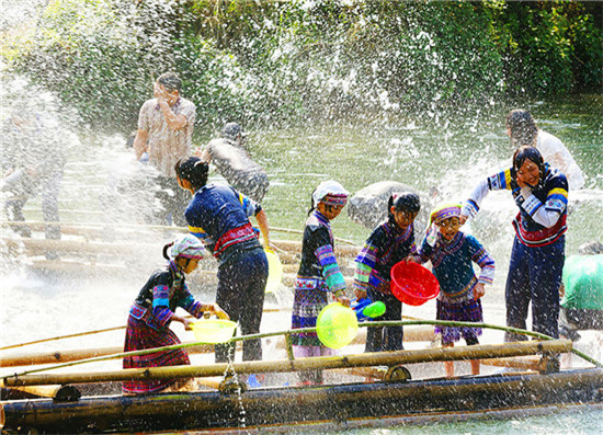 布依少女泼水忙 摄影:郑武华