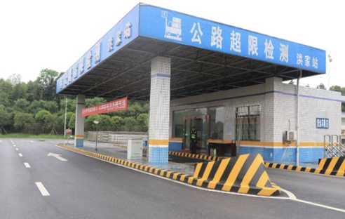 洪家公路超限检测站内静态检测区 图|华声在线 陈萌