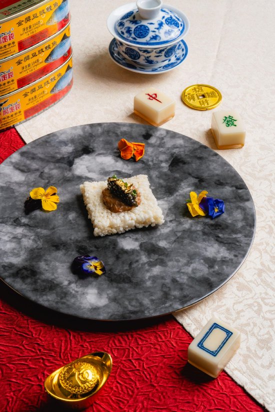 豆豉鲮鱼酱脆米饼配千岛湖鱼子酱