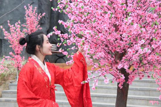 到贺州赏世界最大夜明珠 体验特色民俗文化