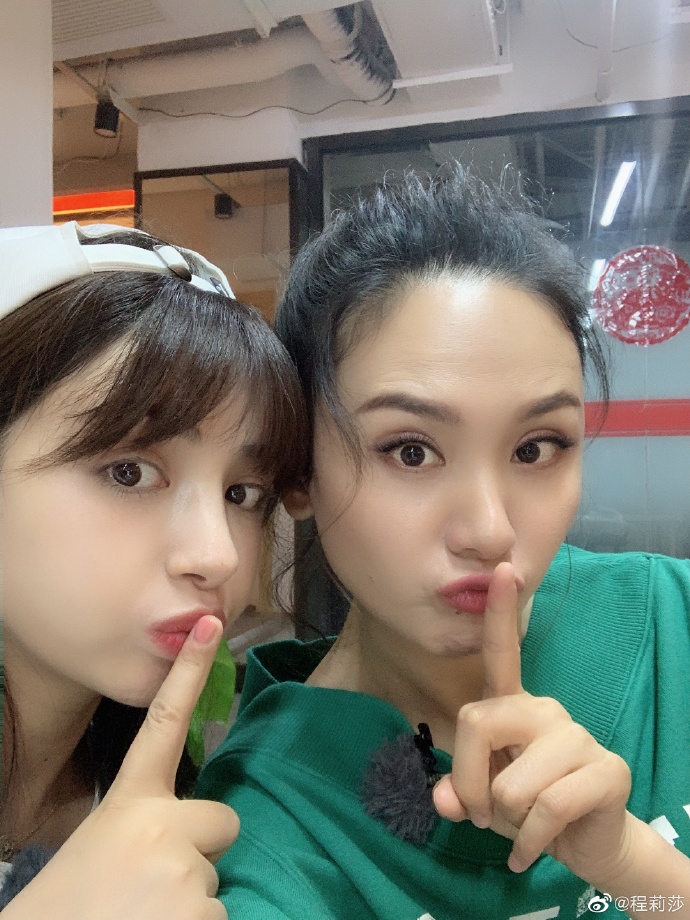 组图:程莉莎麦迪娜同框合影 对镜比耶搞怪卖萌逗趣十足