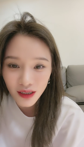 组图:易易紫直播回应与李汶翰恋情传闻:去年9月恢复单身