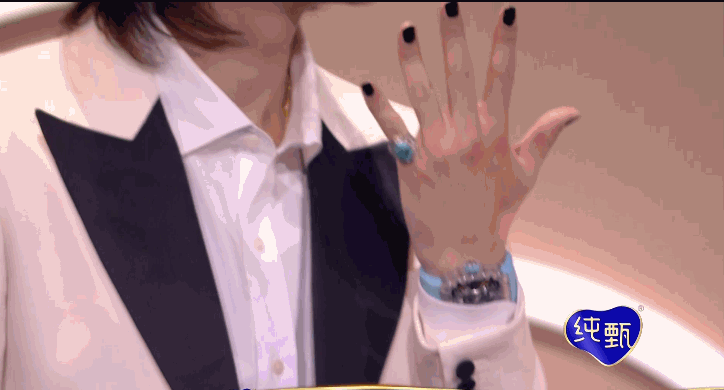 组图：2020微博之夜黄子韬成功追星丁真 获送礼物晒合影感恩