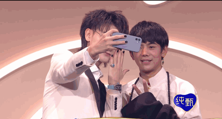 组图：2020微博之夜黄子韬成功追星丁真 获送礼物晒合影感恩