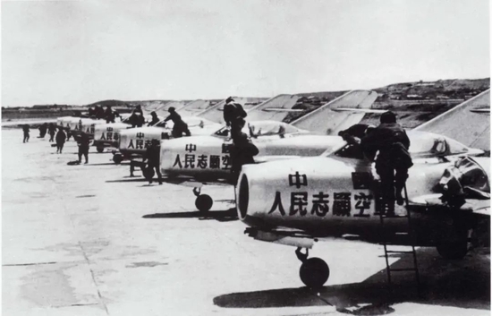 中国人民志愿军空军机群 新华社发