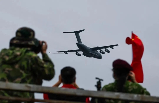  11月8日，运油-20在第十四届中国航展进行飞行表演。新华社记者 刘大伟 摄