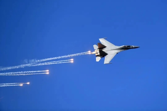 2019年10月17日,空军歼-16战机在进行单机空中展示。新华社记者 林宏 摄