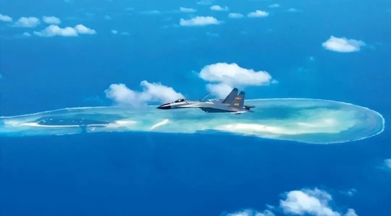 2017年10月,空军“强军先锋飞行大队”执行南海战巡任务。新华社发(杨军琪 摄)