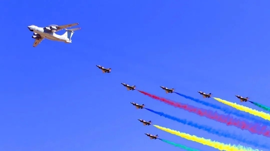 参加庆祝中华人民共和国成立70周年阅兵的领队机梯队 新华社发(郭幸福 摄)