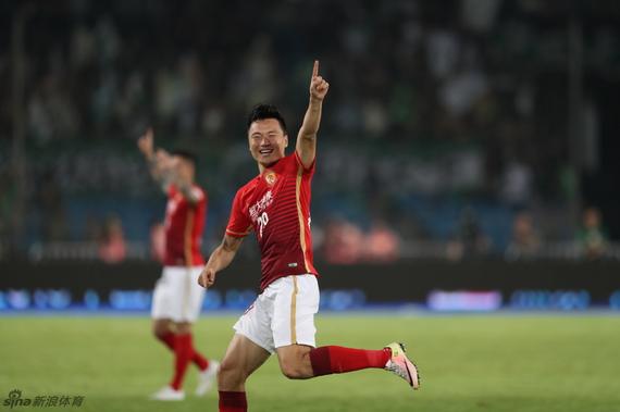 郜林庆祝进球