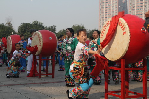 湘西苗族鼓舞